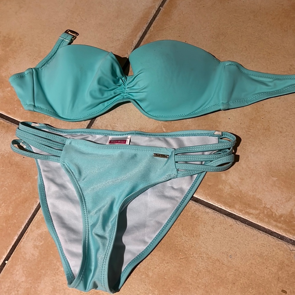 Green two piece swimsuit. The bra is a Victoria secret brand.Z:36B.